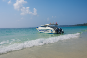 สัมผัสมนต์เสน่ห์ “หาดทรายแก้ว” เกาะเสม็ด ทะเลใส ทรายละเอียดดุจแป้ง